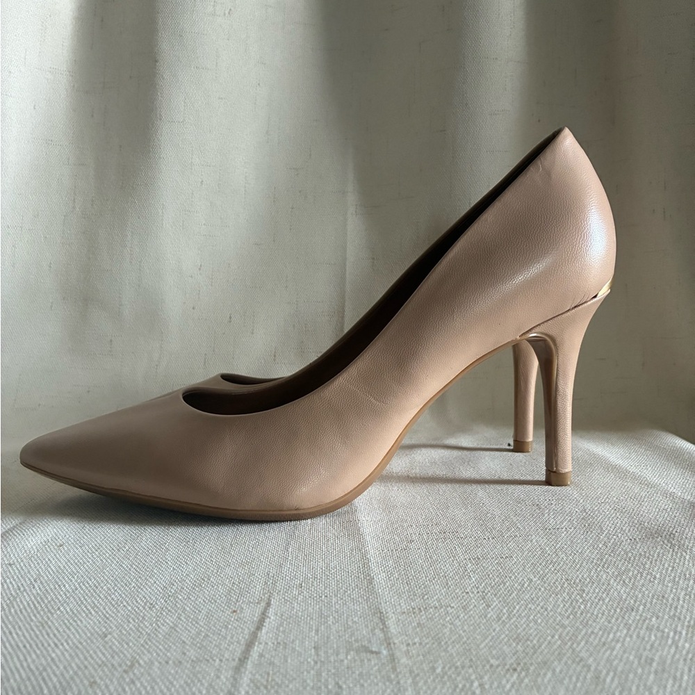 Calvin Klein Gayle Nude Pointed Toe Pumps Size 9M Classic Stiletto
